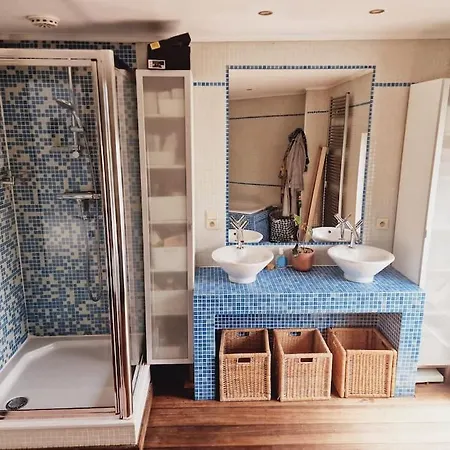 Lightful Architectural House بيت للعطل خنت